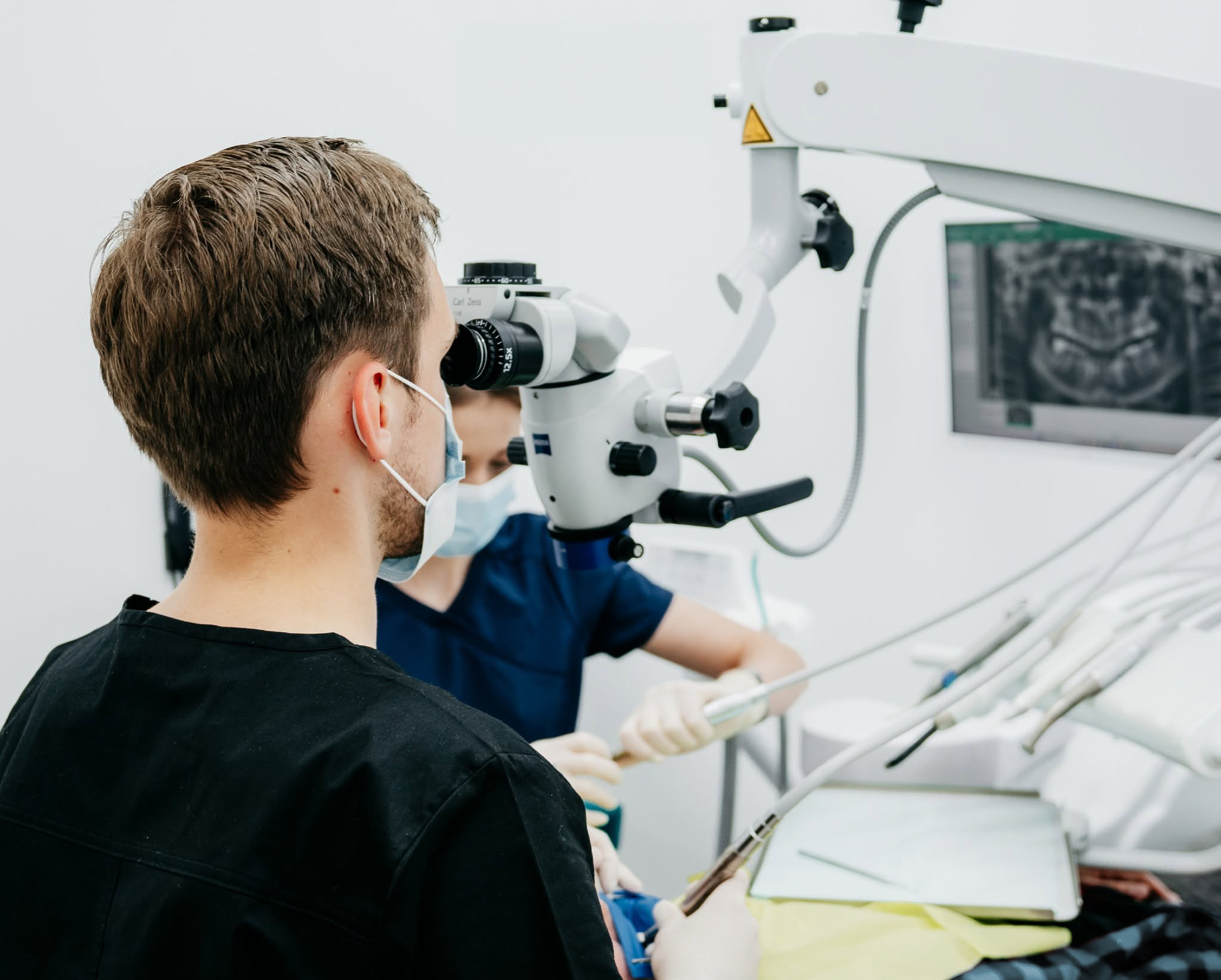 Leczenie pod mikroskopem stomatologicznym
